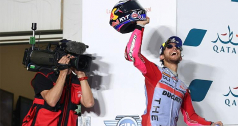 La joie de l'Italien Enea Bastianini, après avoir remporté le Grand Prix du Qatar, sa première victoire en MotoGP, le 6 mars 2022 sur le circuit de Losail.