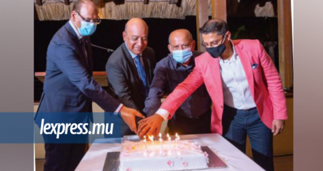 Le ministre Seeruttun et le directeur général Ruhomutally (à l’extrême dr.) coupant le gâteau traditionnel en présence des membres de la GFA, le 3 mars.