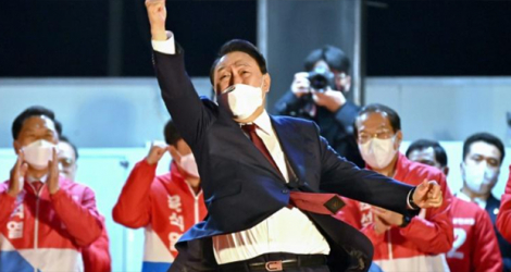 Le nouveau président élu de la Corée du Sud, Yoon Suk Yeol, du parti conservateur People Power Party, salue ses partisans à Séoul, le 10 mars 2022.