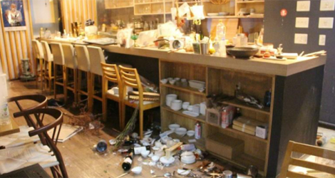 Des dégâts dans un restaurant de Fukushima après un séisme, le 16 mars 2022 au Japon.