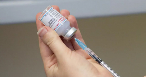 Quatrième dose de vaccin proposée aux plus vulnérables en Angleterre.