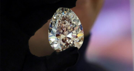 Un diamant blanc de 228,31 carats surnommé «The Rock» exposé chez Christie's avant sa mise aux enchères à la mi-mai en Suisse, le 25 mars 2022 à Dubaï.