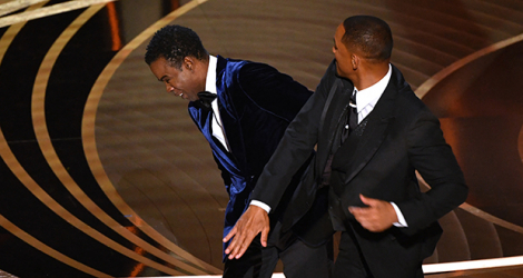 Will Smith frappe Chris Rock sur la scène des Oscars, dimanche 27 mars à Hollywood.