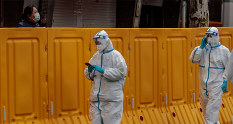 Des personnes portant des équipements de protection à Shanghai. La ville est devenue ces derniers jours l'épicentre d'une nouvelle vague de contaminations (archives). (© KEYSTONE/EPA/ALEX PLAVEVSKI)