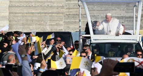 Le pape François bénit la foule depuis la «Papamobile» en arrivant au sanctuaire national de Ta'Pinu, sur l'île de Gozo, à Malte, le 2 avril 2022.