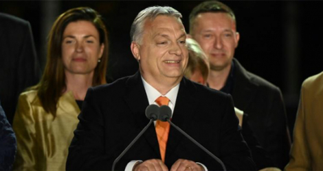 Le Premier ministre hongrois Viktor Orban célèbre sa victoire électorale avec des membres de son parti Fidesz à Budapest, le 3 avril 2022.