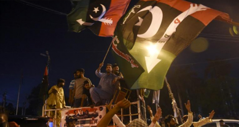 Des partisans de l'opposition célèbrent la chute du Premier ministre pakistanais Imran Khan, le 10 avril 2022 à Karachi.