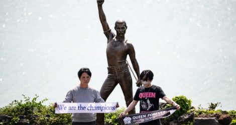 L'homme d'affaires Baek Soon-yeob (à gauche) et le président d'un fan-club de Queen Jim Pan-jun dévoilent une statue de Freddy Mercury, le 21 avril 2022 à Jeju, en Corée du Sud.
