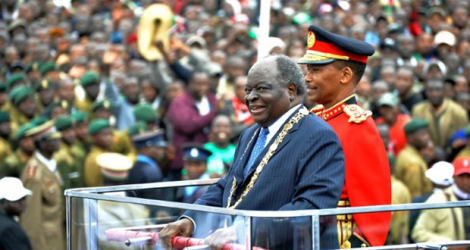 Le président kényan Mwai Kibaki (c), le 27 août 2010 à Nairobi.