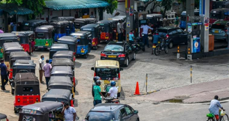 Des automobilistes font la queue devant une station-services de Colombo, le 2 mai 2022 au Sri Lanka.