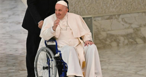 Le pape François arrive en chaise roulante à une audience au Vatican le 5 mai 2022.