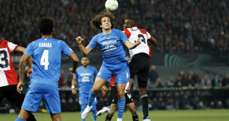 Duel aérien entre le milieu de terrain de Marseille Matteo Guendouzi (g) et le défenseur de Feyenoord Lutsharel Geertruida, en demi-finale aller de Ligue Europa Conférence, le 28 avril 2022 à Rotterdam.
