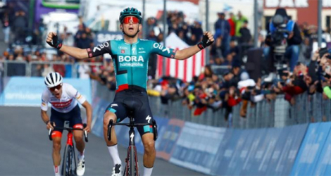 Le coureur allemand Lennard Kämna (Bora) vainqueur de la 4e étape du Giro à l'Etna, le 10 mai 2022.