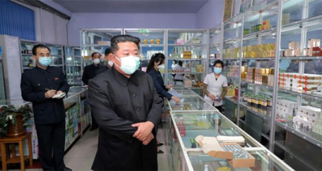 Le dirigeant nord-coréen Kim Jong Un visite une pharmacie à Pyongyang, le 15 mai 2022.