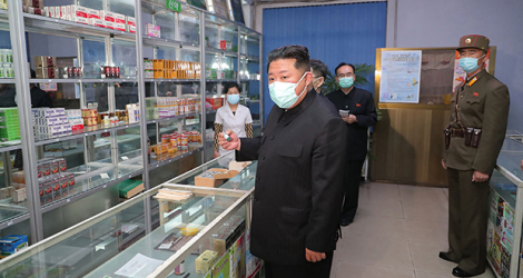 Le dirigeant nord-coréen Kim Jong Un visite une pharmacie à Pyongyang, le 15 mai 2022.