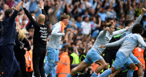 Explosion de joie pour les joueurs et le staff de Manchester City au coup de sifflet final du macth à domicile contre Aston Villa, le 22 mai.