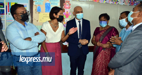 Les ministres Kailesh Jaguptal et Leela Devi Dookun-Luchoomun, et le député Yogida Sawmynaden étaient présents lors du lancement de la campagne de vaccination à Petit-Verger.