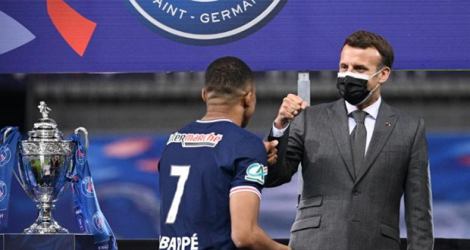 Kylian Mbappe l'attaquant du PSG et de l'équipe de France de football, félicité par Emmanuel Macron après la victoire de Paris face à Monaco en finale de la Coupe de France au Stade de France à Saint-Denis le 10 mai 2021.