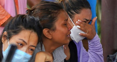 Des proches de passagers qui se trouvaient à bord d'un vol de la compagnie Tara Air, qui s'est écrasé au Nepal le 29 mai 2022, pleurent à l'extérieur de l'aéroport de Pokhara au Népal le 29 mai 2022.