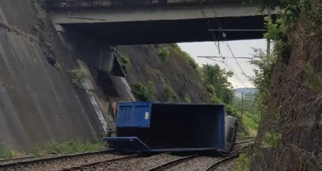  Ce jeudi 2 juin, un camion benne est tombé sur la ligne de train reliant Lyon à Saint-Étienne. (Photo SNCF)