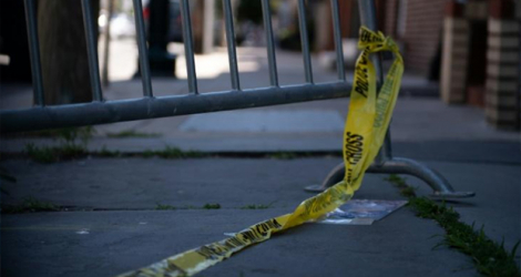 Du ruban de police pend d'une barrière au lendemain d'une fusillade qui a fait trois morts et 11 blessés, à Philadelphie (Etats-Unis), le 5 juin 2022.