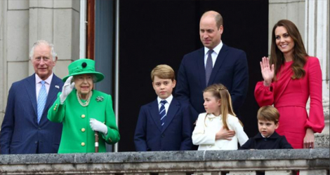 Apparition surprise de la reine Elizabeth au balcon du palais de Buckingham, au dernier jour de son jubilé de platine le 5 juin 2022.