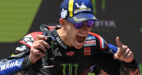 Le pilote moto français Fabio Quartararo exulte sur le podium après son succès lors du GP de Catalogne, le 5 juin 2022.
