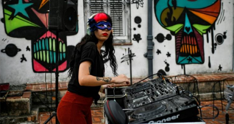 Sally Beltran participe à un cours de DJ réservé aux femmes, sur un toit de La Havane, le 30 mai 2022 à Cuba.