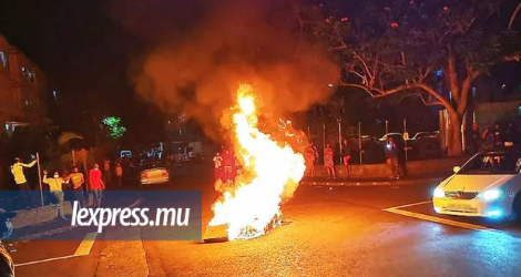 Les manifestants avaient mis le feu à des pneus et matelas, entre autres objets, pour protester contre la flambée des prix des carburants, le 20 avril, notamment.