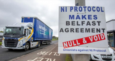 Une pancarte opposée au statut post-Brexit de l'Irlande du Nord, près du port de Larne au nord de Belfast le 17 mai 2022.