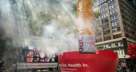 Une sculpture géante représentant une cigarette dans un cendrier est exposée à New York le 3 septembre 2014.