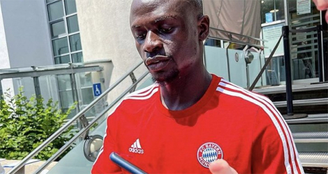 Sadio Mané a signé des autographes en portant un maillot du Bayern.