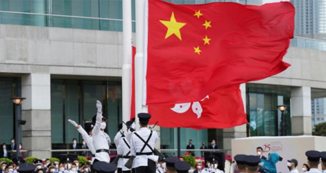Levée des couleurs à l'occasion du 25e anniversaire de la rétrocession de l'ancienne colonie britannique à la Chine, le 1er juillet 2022 à Hong Kong.