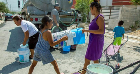 Un camion-citerne distribue de l'eau potable à des habitants de Garcia, dans l'agglomération de Monterrey (Mexique), le 5 juillet 2022.