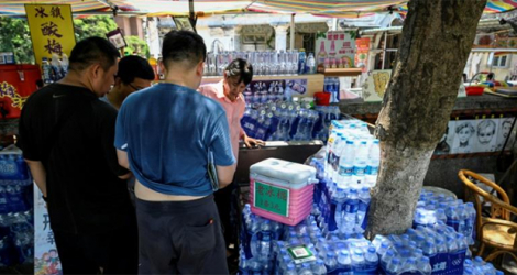 Des habitants achètent de l'eau et des glaces sur l'île de Gulangyu, dans la province du Fujian frappée par une vague de chaleur, le 24 juillet 2022 en Chine.