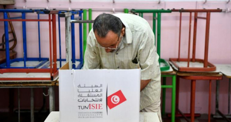 Un Tunisien vote au référendum sur la Constitution, le 25 juillet 2022 à Tunis.