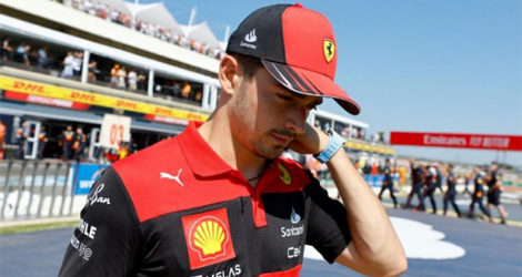 Le pilote Ferrari Charles Leclerc désabusé après sa sortie de route lors du GP de France au Castellet, le 24 juillet 2022.