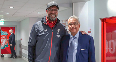 Comme le montre cette photo postée sur sa page Facebook, le PM Pravind Jugnauth, ici aux côtés de l’entraîneur Jürgen Klopp, est un fan de Liverpool.