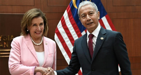 Photo diffusée le 2 août 2022 par le Département malaisien de l'Information de la présidente de la Chambre des représentants américaine, Nancy Pelosi, et du président de la chambre basse du Parlement malaisien Azhar Azizan Harun (d), à Kuala Lumpur.