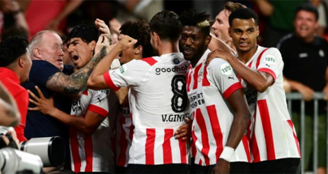 Les joueurs du PSV Eindhoven se congratulent après un but contre Monaco le 9 août 2022 à Eindhoven, Pays-Bas.