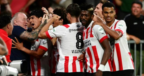 Les joueurs du PSV célèbrent le but de la qualification face à l'AS Monaco, le 9 août 2022 à Eindhoven, en 3e tour préliminaire de la Ligue des champions.