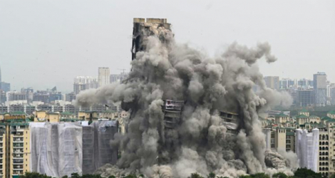 Deux immeubles d'habitation construits illégalement ont été détruits le 28 août près de New Delhi.