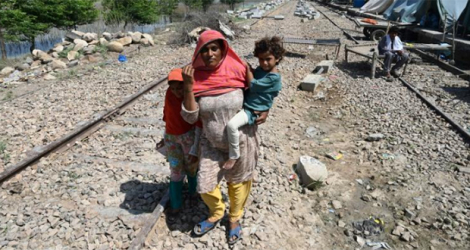 Enceinte de neuf mois, Fahmidah Bibi a tenté de traverser des champs inondés pour quitter le camp pour déplacés où elle est réfugiée près de Fazilpur, dans la province du Pendjab, au Pakistan, et gagner la ville. Mais elle n’a cessé de glisser et tomber dans la boue, et a dû renoncer.