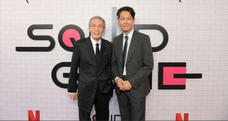 Oh Young-soo (g) et Lee Jung-jae, acteurs sud-coréens de la série «Squid Game», à Los Angeles, le 12 septembre 2022.