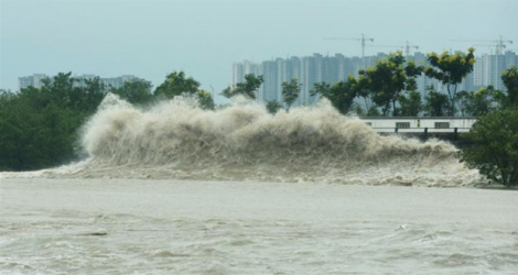 Le typhon Muifa s'abat sur le ville d'Hangzhou dans l'est de la Chine, le 14 septembre 2022.