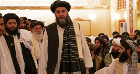 Bashar Noorzaï (au centre), un chef de guerre proche des talibans afghans, lors d'une conférence de presse à l'hôtel Intercontinental de Kaboul, le 19 septembre 2022.