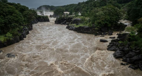 La rivière Sendai en crue après le passage du typhon Nanmadol à Isa, au Japon, le 19 septembre 2022.
