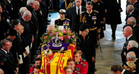Le cercueil de la reine Elizabeth II porté dans la chapelle Saint-George, lors de ses funérailles, le 19 septembre 2022 au château de Windsor.