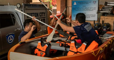 Les services de secours philippins se préparent à l'arrivée du typhon Noru, le 25 septembre 2022 à Quezon City, dans la banlieue de Manille.