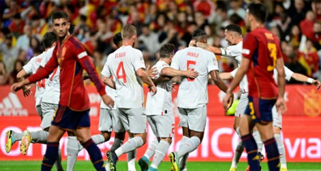 Le Suisse Manuel Akanji, félicité par ses coéquipiers après son but contre l'Espagne, en Ligue des nations, le 24 septembre 2022 à Saragosse.